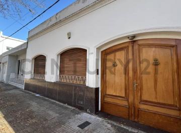 Casa · 180m² · 4 Ambientes · 1 Cochera · Casa de 2 Dorm. a La Venta con Patio y Quincho en La Plata