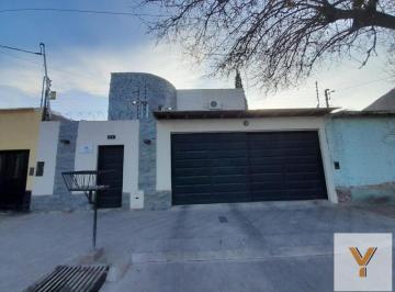 Casa · 240m² · 6 Ambientes · 2 Cocheras · Casa en Venta - 5 Dorm. 4 Baños - 340 m² - Las Heras