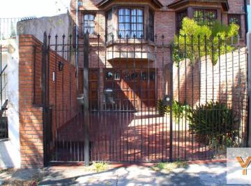 Casa · 215m² · 5 Ambientes · 2 Cocheras · Triplex en Venta - 3 Dorm. 3 Baños - 300 m² - Saavedra