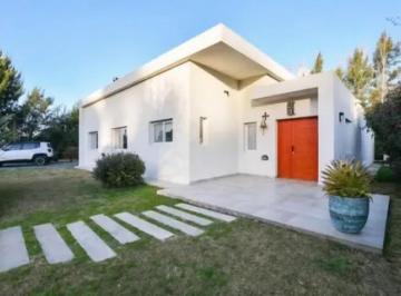 Casa · 170m² · 5 Ambientes · 3 Cocheras · Casa en Venta - 4 Dorm. 3 Baños - Verónica