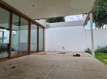 Casa · 115m² · 4 Ambientes · Casa en Venta - 3 Dorm. 3 Baños - City Bell
