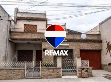 Casa · 242m² · 8 Ambientes · 1 Cochera · Casa 4 Dorm. Venta con Cochera Macrocentro
