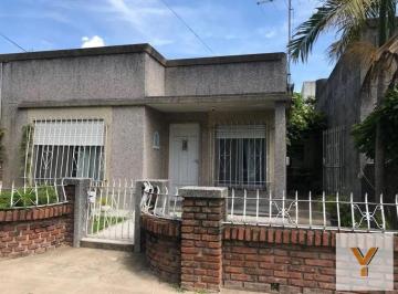 Casa · 85m² · 3 Ambientes · Casa en Venta - 2 Dorm. 1 Baño - 394 m² - Berazategui