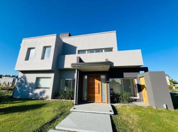 Casa · 155m² · 4 Ambientes · 1 Cochera · Casa 4 Ambientes Venta Santa Ines Canning