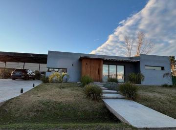 Casa · 174m² · 4 Ambientes · 9 Cocheras · Venta Casa Barrio F. de Alvarez Anticipo y Cuotas