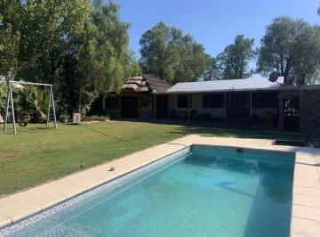 Casa · 140m² · 4 Ambientes · 3 Cocheras · En Venta Casa con Quincho y Piscina