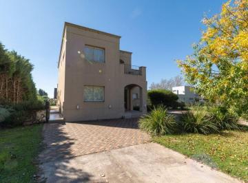 Casa · 195m² · 8 Ambientes · 2 Cocheras · Casa en Venta 3 Dorm. Puerto Roldán