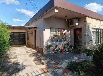 Casa · 130m² · 4 Ambientes · Venta Casa 4 Ambientes Moron Parque Quincho Garage