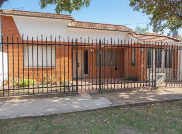 Casa · 149m² · 6 Ambientes · 1 Cochera · Casa de Tres Dormitorio y Cochera en Santo Tomé