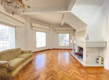 Casa · 226m² · 4 Ambientes · 1 Cochera · Casa Tipo PH en Venta La Plata con Cochera