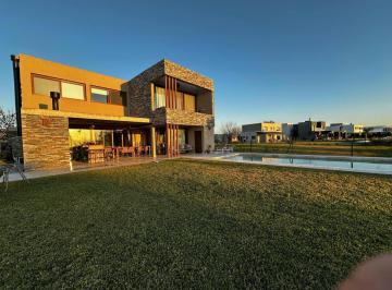 Casa · 400m² · 6 Ambientes · 2 Cocheras · Casa en Venta - 5 Dorm. 6 Baños - Escobar