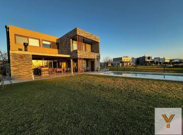 Casa · 400m² · 6 Ambientes · 2 Cocheras · Casa en Venta - 5 Dorm. 6 Baños - Escobar