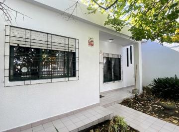 Casa · 90m² · 4 Ambientes · 2 Cocheras · Venta de Casa 4 Ambientes, 3 Dorm., con Jardin y Parque en Castelar Sur