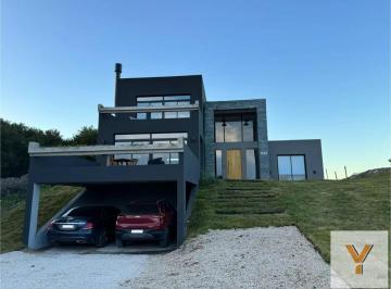 Casa · 232m² · 5 Ambientes · 2 Cocheras · Casa en Venta - 4 Dorm. 4 Baños - 1.010 m² - Pinamar