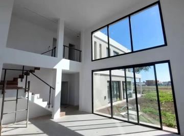 Casa · 190m² · 5 Ambientes · 2 Cocheras · Casa en Venta - 3 Dorm. 3 Baños - 220 m² - Villa Rosa, Pilar