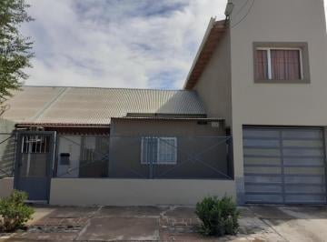 Casa · 178m² · 8 Ambientes · 2 Cocheras · Casa en Venta - 3 Dorm. 1 Baño - Cipolletti