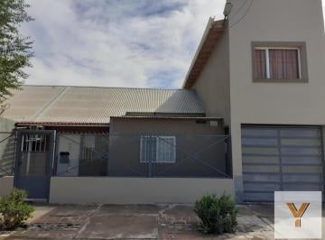 Casa · 178m² · 8 Ambientes · 2 Cocheras · Casa en Venta - 3 Dorm. 1 Baño - Cipolletti