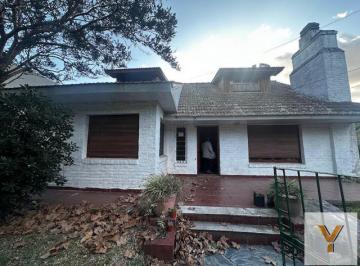 Casa · 250m² · 4 Ambientes · 2 Cocheras · Casa en Venta - 4 Dorm. 2 Baños - Mar del Plata