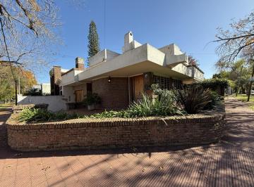 Casa · 198m² · 5 Ambientes · 3 Cocheras · Casa en Venta 3 Dorm., Jardín - Alberdi