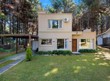 Casa de 4 ambientes, Costa Esmeralda · Casa Moderna y Luminosa Entre El Bosque y El Mar en Costa Esmeralda