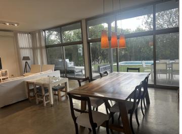 Comedor · Diseño Contemporáneo en un Entorno Verde y Tranquilo