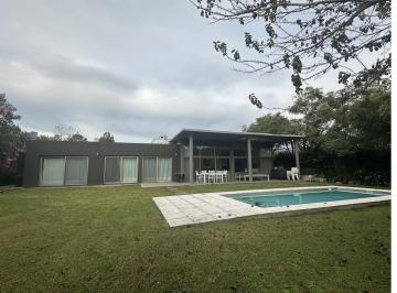 Casa de 6 ambientes, Tigre · Diseño Contemporáneo en un Entorno Verde y Tranquilo