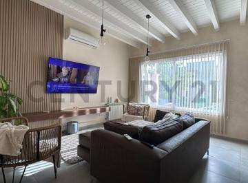 Casa · 100m² · 4 Ambientes · 2 Cocheras · Alquiler de Casa Amoblada en Pinar del Sol V