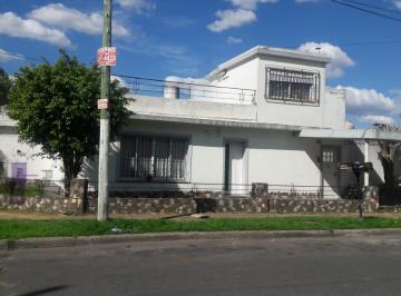 Casa de 4 ambientes, Tres de Febrero · Casa en Esquina 4 Amb, Patio, Tza, Gge y Jardin