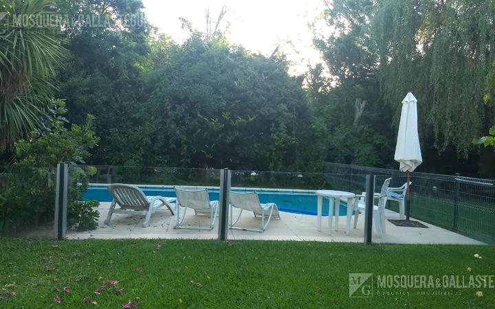 Casa · 220m² · 6 Ambientes · 3 Cocheras