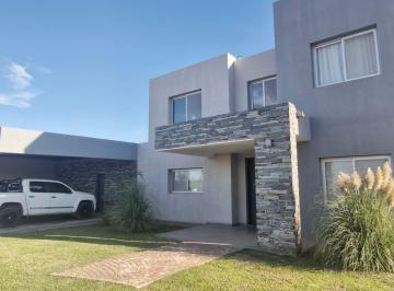 Casa de 6 ambientes, Rawson · Alquilo Casa en Barrio Privado–naturaleza, Confort y Vistas a La Montaña