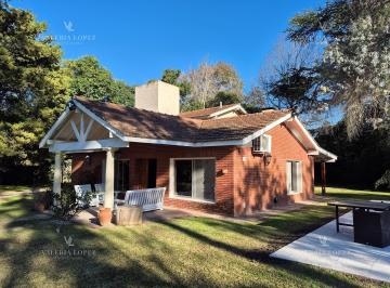 Casa · 221m² · 5 Ambientes · 1 Cochera · Casa Chalet en Alquiler en Highland Park Cc, Pilar, G. B. a. Zona Norte
