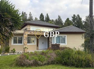 Casa · 232m² · 4 Ambientes · 2 Cocheras · Casa en Alquiler en Canning Barrio Malibu