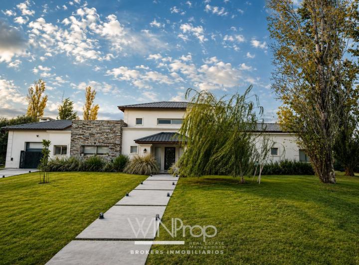 Casa · 240m² · 2 Dormitorios · 2 Cocheras