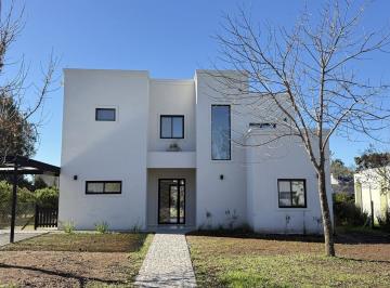 Casa · 180m² · 5 Ambientes · 4 Cocheras · Casa en San Matias