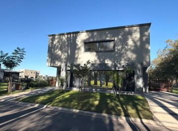 Casa · 172m² · 5 Ambientes · Casa en Venta 3 Dorm. 4 Baños 1 Año de Antiguedad Impecable en Santa Sofía, Pilar del Este,