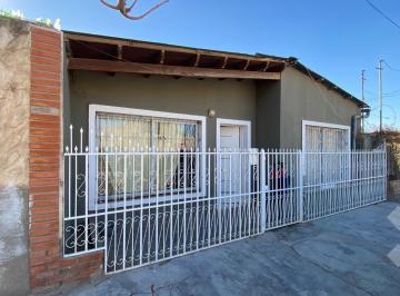Casa · 74m² · 4 Ambientes · 2 Cocheras · Casa en Plottier