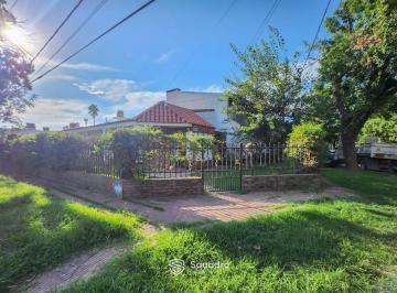 Casa · 140m² · 5 Ambientes · 1 Cochera · Venta | Permuta - Casa de 2 Domitorios y Garage - Lomas de Alberdi, Rosario. Apto Crédito.