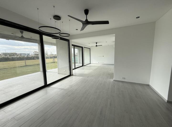 Casa · 325m² · 7 Ambientes · 2 Cocheras