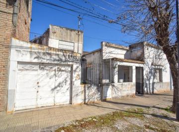 Casa · 210m² · 5 Ambientes · 1 Cochera · Casa Al Frente y Dpto. en Z/ Comercial Blas Parera