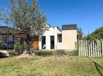 Casa · 234m² · 6 Ambientes · 2 Cocheras · Venta Casa Barrio Privado Apta Credito