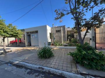 Casa · 195m² · 8 Ambientes · 1 Cochera · Casa 4 Habitaciones. Barrio Las Viñas, Santa Lucia
