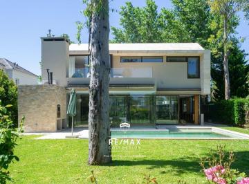 Casa · 325m² · 7 Ambientes · 2 Cocheras · Casa en Venta Saint Thomas Este Oeste Financiacion