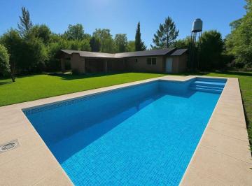 Casa · 86m² · 3 Ambientes · 3 Cocheras · Venta Casa 3 Amb Bº Jularo Lote 1500 m² Pileta
