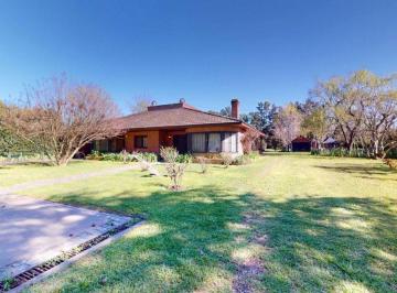 Quinta vacacional · 276m² · 2 Dormitorios · 3 Cocheras · Casa Quinta 5 Amb en Venta en Brandsen con Pileta