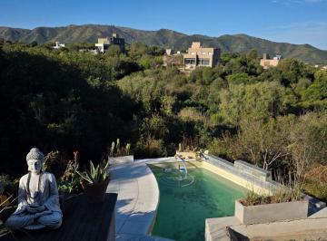 Casa · 270m² · 8 Ambientes · 2 Cocheras · Casa 3 Dorm. 4 Baños y Pileta en Tierra Alta