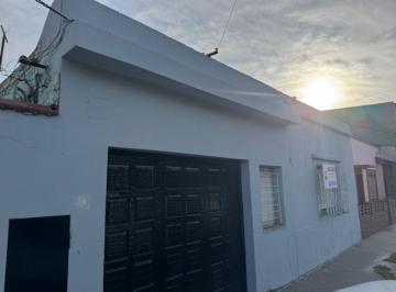 Casa · 180m² · 8 Ambientes · 1 Cochera · 2 Casas - Lote Propio en Avellaneda Oportunidad