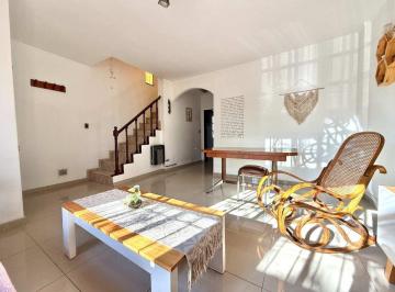 Casa · 150m² · 4 Ambientes · 1 Cochera · Casa Venta Castelar 4amb Parque Apta Credito