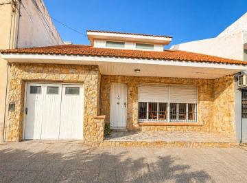 Casa · 140m² · 4 Ambientes · 2 Cocheras · Venta Casa 4 Ambientes con Doble Cochera Centro
