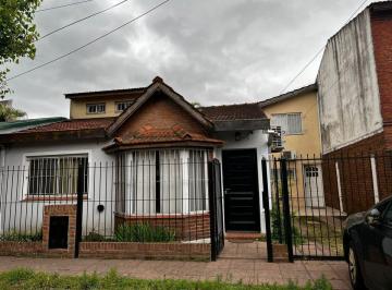 Casa · 121m² · 6 Ambientes · 2 Cocheras · Casa Multifamiliar en Venta | 2 Casas, con Jardín