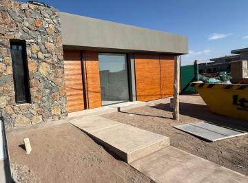 Casa · 105m² · 4 Ambientes · 2 Cocheras · Casa Venta en Barrio Privado Lomas de Russell